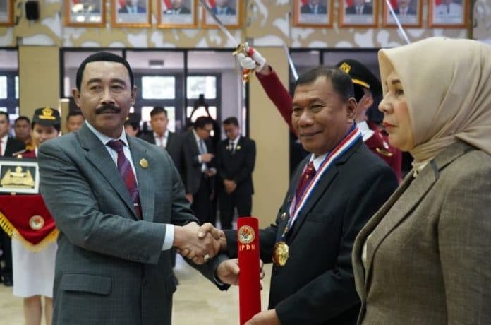 bupati_deli_serdang_terima_penghargaan_dari_ipdn