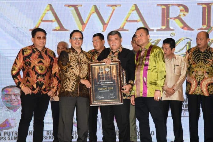 bupati_deli_serdang_terima_penghargaan_sahabat_pers_2022_wagubsu_perusahan_media_cetak_masih_ada_di_negara_maju
