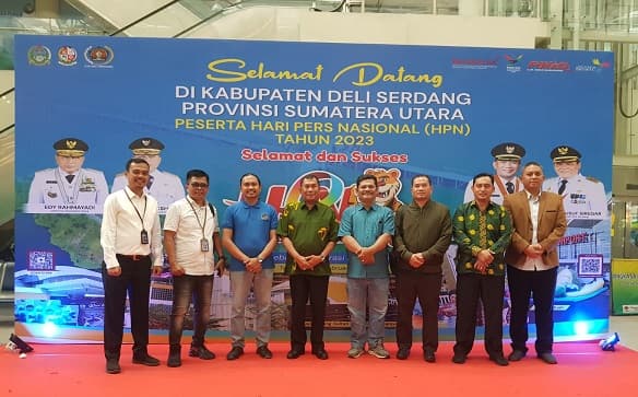 bupati_deli_serdang_tinjau_photo_booth_hpn_di_bandara_kualanamu