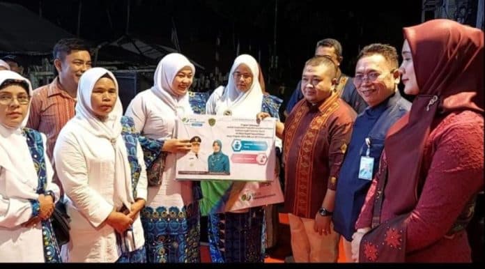 bupati_dolly_serahkan_kartu_jamsostek_untuk_ibu_ibu_bkmt_tapanuli_selatan