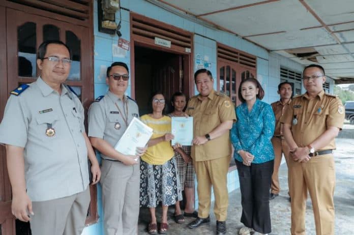 bupati_eddy_berutu_serahkan_193_sertifikat_hasil_konsolidasi_tanah_tahun_2022