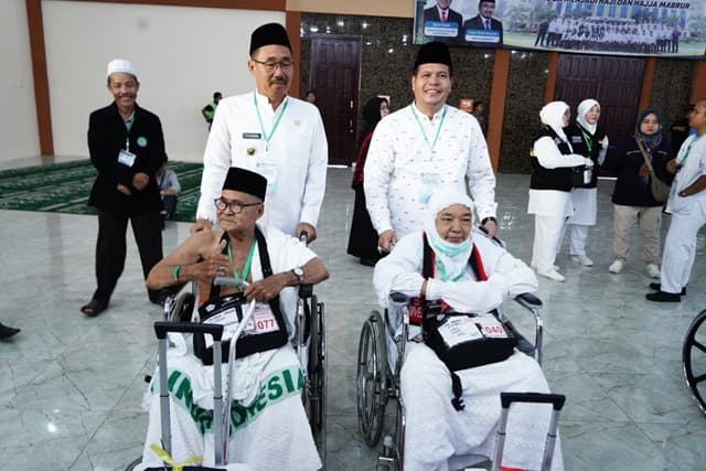 bupati_edimin_lepas_keberangkatan_294_jemaah_calon_haji_labusel