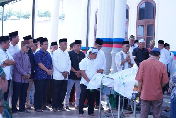 bupati_h_edimin_layat_jenazah_almarhum_h_zainal_di_rumah_dinas_wabup