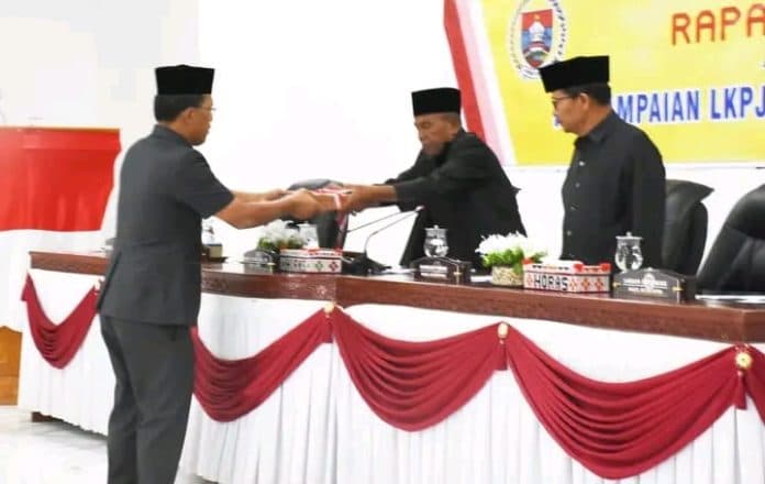 bupati_humbahas_sampaikan_nota_pangantar_lkpj_2023_beberkan_pencapaian