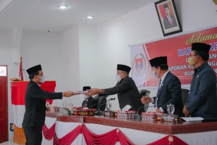 bupati_humbahas_sampaikan_nota_pengantar_lkpj_ta_2021_ke_dprd
