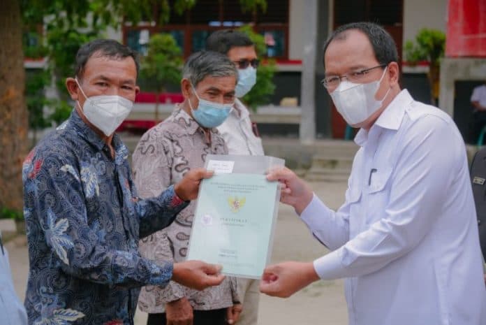 bupati_humbahas_serahkan_225_sertifikat_tanah_kepada_masyarakat