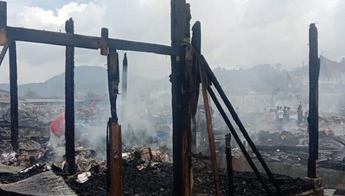 bupati_instruksikan_penanganan_relokasi_pedagang_dan_pembangunan_pasar_tarutung