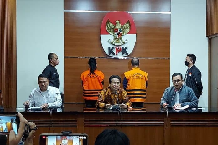 bupati_kapuas_dan_istri_deren_skpd_hingga_rp87_miliar