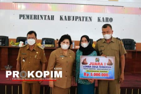 bupati_karo_serahkan_hadiah_lomba_desa_terbersih_tahun_2021