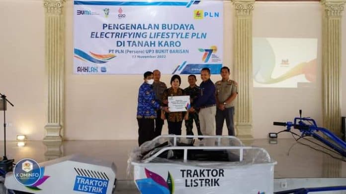 bupati_karo_terima_2_traktor_listrik_dari_pt_pln_up3_bukit_barisan