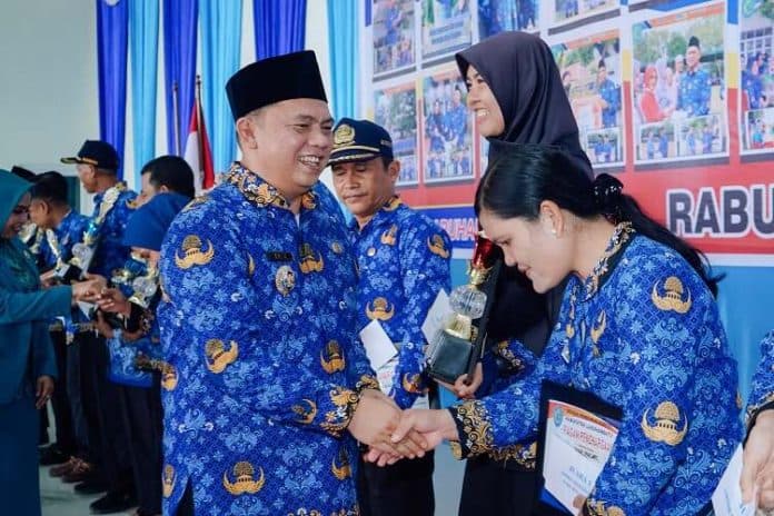 bupati_labuhanbatu_sebut_penghargaan_wtp_berhasil_diraih_hasil_kerja_keras_asn