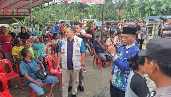 bupati_labuhanbatu_temui_ribuan_warganya_yang_terdampak_banjir
