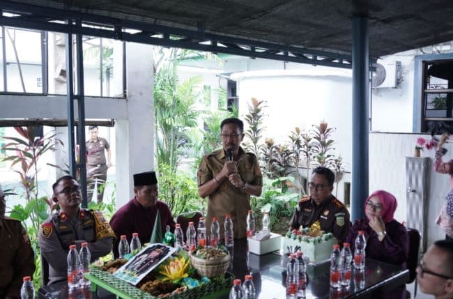 bupati_labusel_beri_kejutan_di_hari_ulang_tahun_kajari
