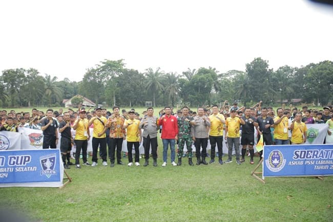 bupati_labusel_buka_kompetisi_piala_soeratin_u_13_askab_pssi