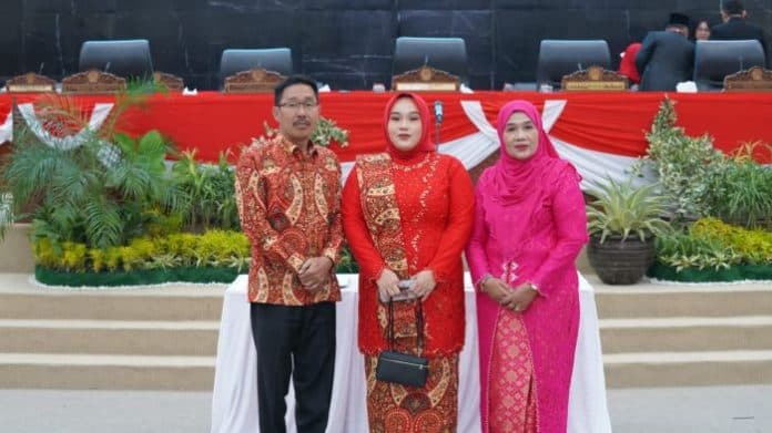 bupati_labusel_dampingi_putrinya_dilantik_jadi_anggota_dprd_sumut_periode_2024_2029