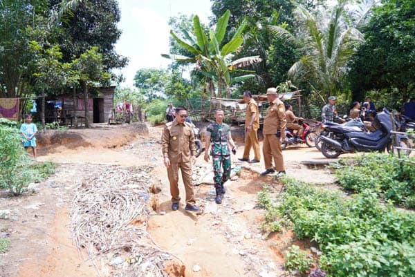 bupati_labusel_dan_dandim_0209lb_tinjau_lokasi_tmmd_di_desa_parimbunan