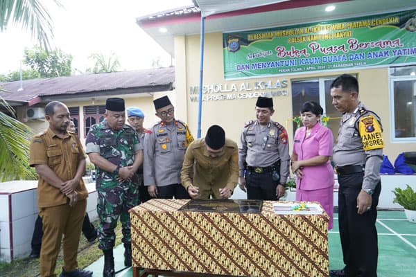 bupati_labusel_resmikan_musholla_polsek_kampung_rakyat