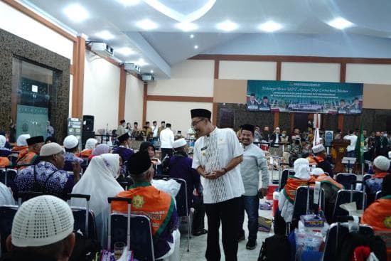 bupati_labusel_sambut_kepulangan_jamaah_haji_kloter_22