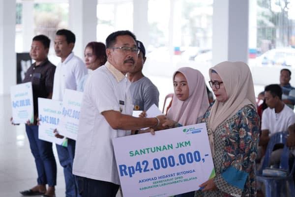 bupati_labusel_serahkan_santunan_jkm_dari_bpjs_ketenagakerjaan_kepada_ahli_waris