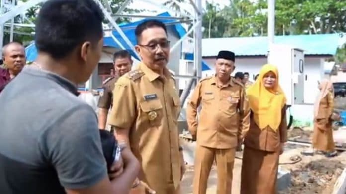 bupati_labusel_stop_pembangunan_menara_tower_tidak_berizin