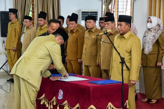 bupati_lantik_binsar_sitanggang_jadi_sekwan_dprd_deli_serdang