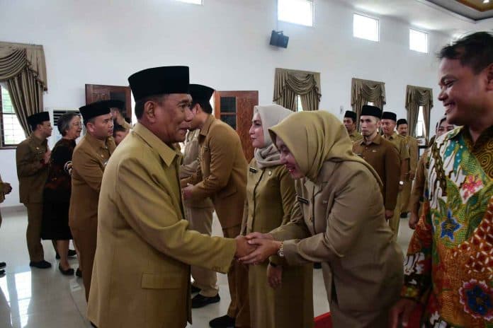 bupati_lantik_kepala_dlh_dan_49_pejabat_administrator_pengawas_serta_kapus_di_deli_serdang