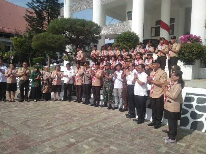 bupati_lepas_kontingen_kwarcab_pramuka_toba_pada_jambore_xi_2022