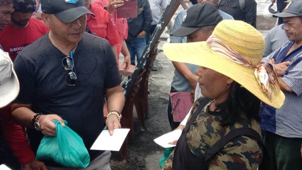 bupati_nikson_bagikan_donasi_ke_pedagang_pasar_tarutung_yang_terdampak_kebakaran