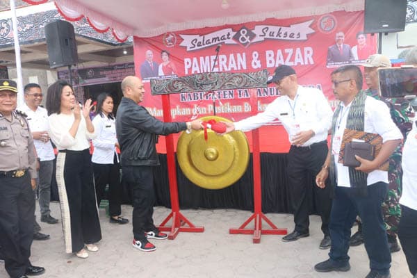 bupati_nikson_nababan_buka_pameran_dan_bazar_hari_jadi_ke_78_tapanuli_utara