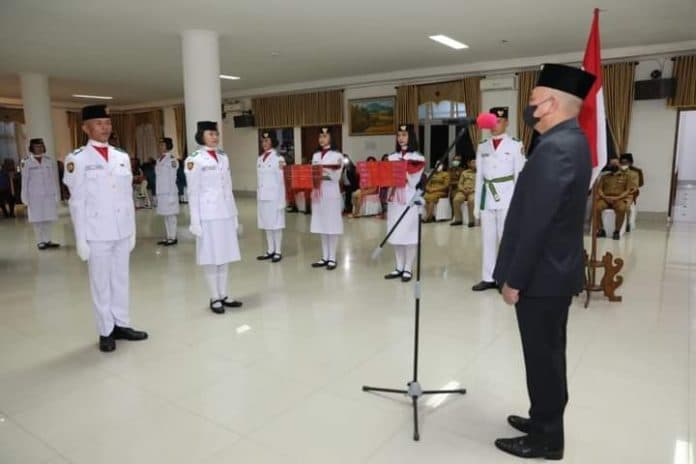bupati_nikson_nababan_kukuhkan_12_paskibraka