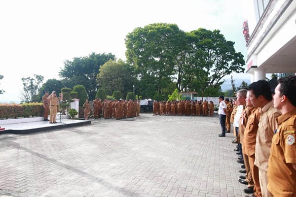bupati_nikson_nababan_minta_asn_pemkab_taput_tingkatkan_kinerja