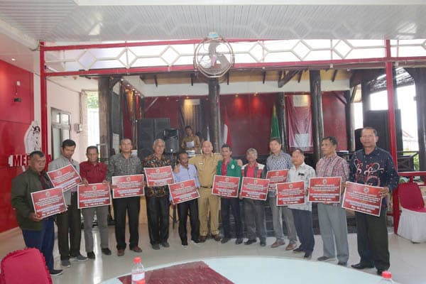 bupati_nikson_nababan_serahkan_bantuan_dana_hibah_daerah