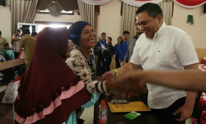 bupati_pakpak_bharat_bagikan_1000_paket_sembako_dari_presiden_ke_ppks