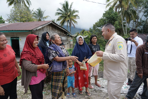 bupati_pakpak_bharat_bagikan_minyak_goreng_gratis_ke_rumah_warga