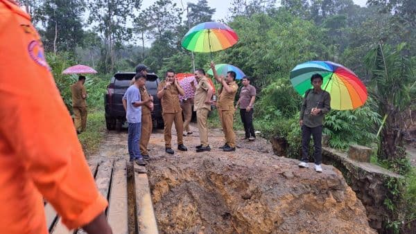 bupati_pakpak_bharat_janji_akan_perbaiki_jembatan_hanyut_di_desa_malum