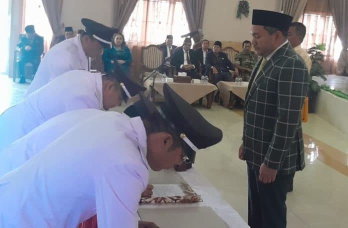 bupati_pakpak_bharat_lantik_13_kepala_desa_hasil_pilkades_serentak