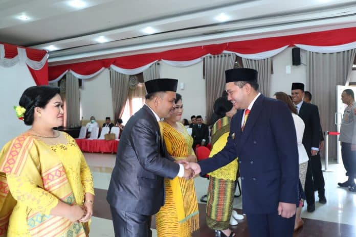 bupati_pakpak_bharat_lantik_dan_kukuhkan_6_jabatan_pimpinan_tinggi_pratama