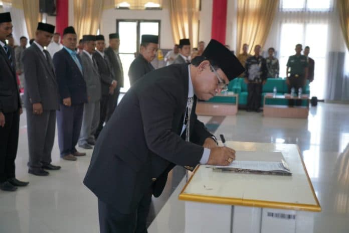 bupati_pakpak_bharat_lantik_kepengurusan_fkkd
