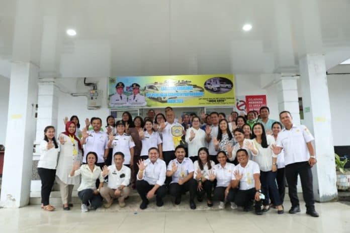bupati_pakpak_bharat_launcing_dua_unit_mobil_ambulance_rsud_salak