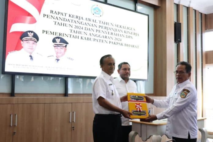bupati_pakpak_bharat_minta_pimpinan_opd_pedomani_perjanjian_kinerja