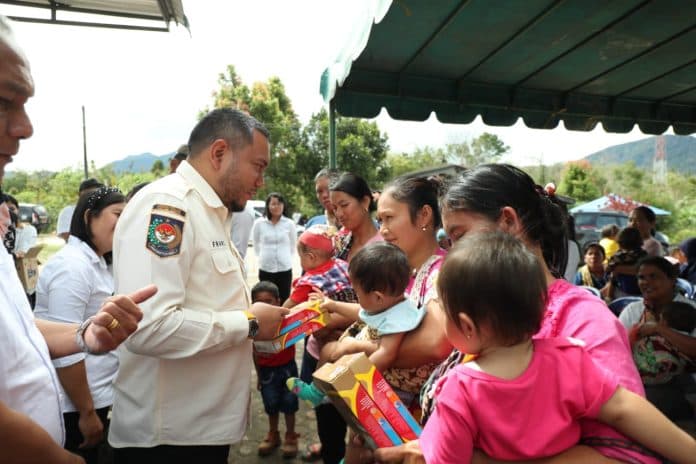 bupati_pakpak_bharat_serahkan_bantuan_puluhan_ribu_kotak_susu