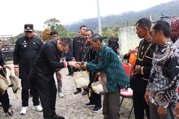 bupati_pakpak_bharat_serahkan_bantuan_ritual_menanda_tahun_marga_manik