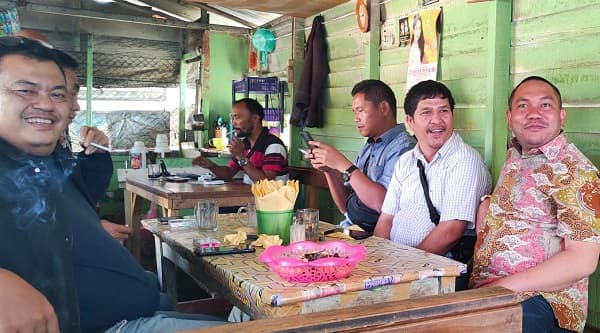 bupati_pakpak_bharat_singgah_di_kantin_tarigan_sekadar_diskusi_hal_ini_yang_dibahas