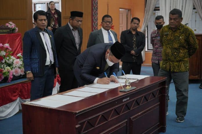 bupati_pakpak_bharat_teken_kua_ppas_apbd_2023
