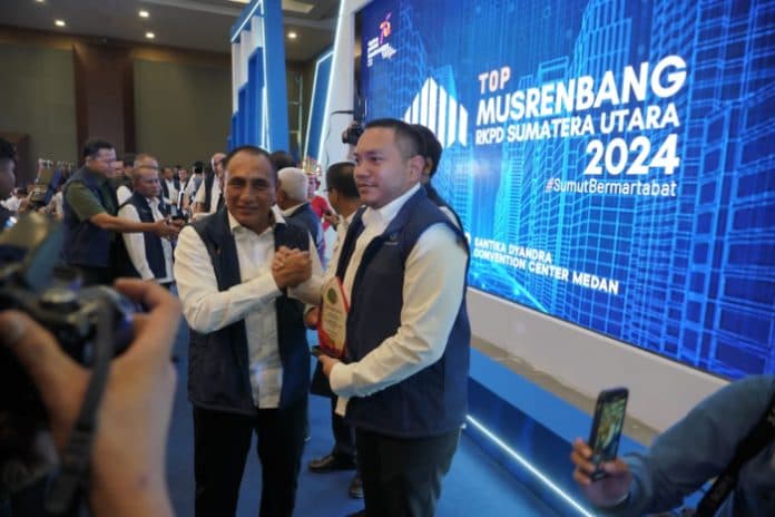 bupati_pakpak_bharat_terima_piagam_penghargaan_atas_capaian_did_2022