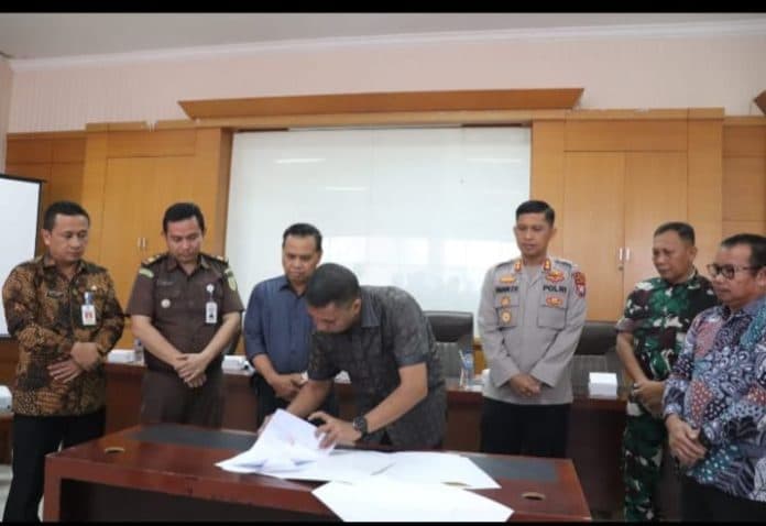 bupati_paluta_teken_perjanjian_hibah_dan_serah_terima_barang_milik_daerah