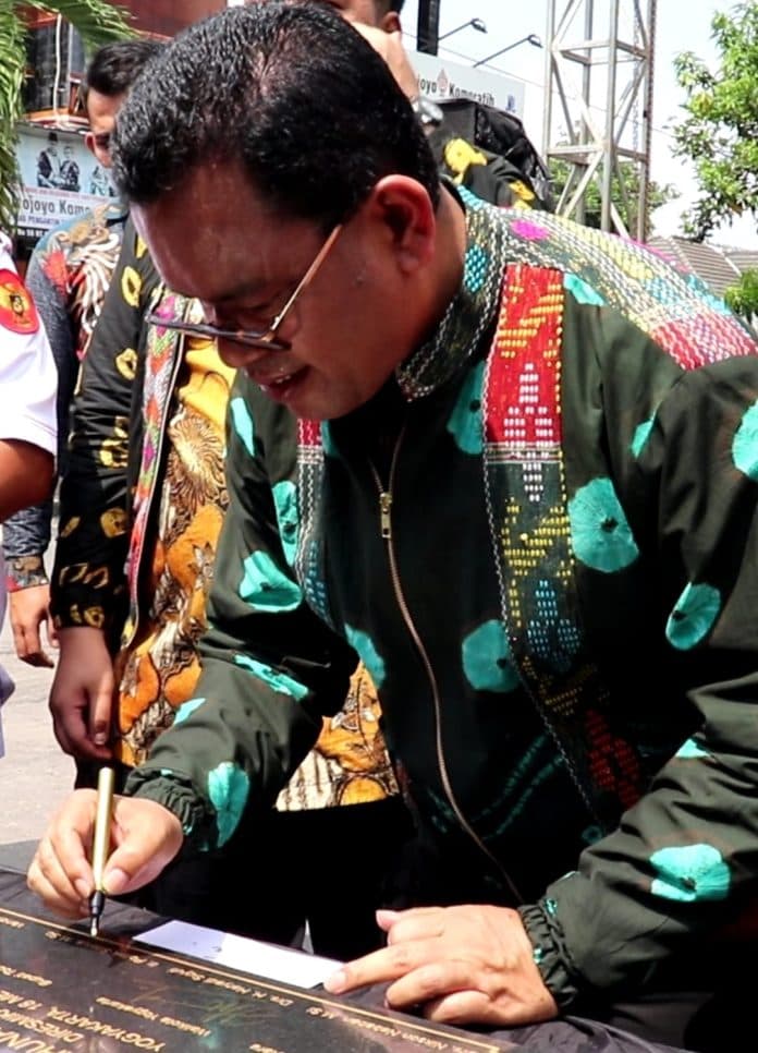 bupati_poltak_ajak_warga_yogyakarta_kunjungi_danau_toba