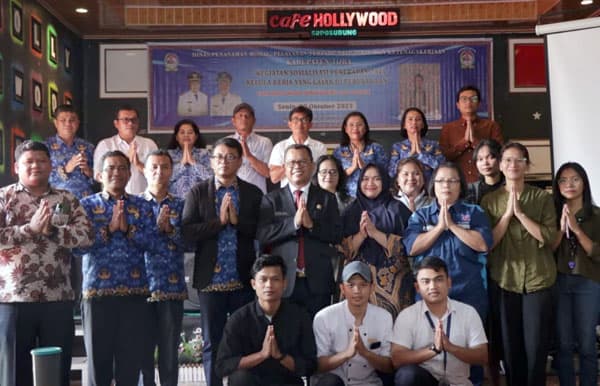 bupati_poltak_sitorus_minta_perusahaan_taat_aturan_demi_keberhasilan
