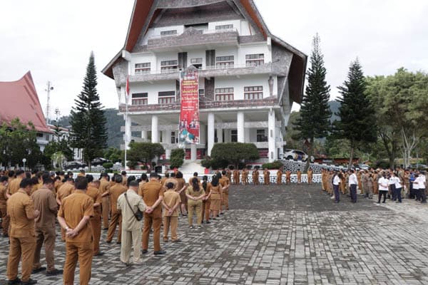 bupati_poltak_sitorus_minta_seluruh_asn_pemkab_toba_kompak