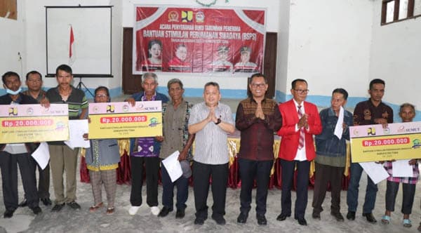 bupati_poltak_sitorus_serahkan_bsps_kepada_303_kk_di_kabupaten_toba